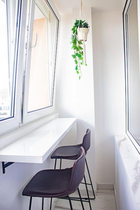 Central Apartment With Balcony And Views, Old Town, Metro Warschau Buitenkant foto