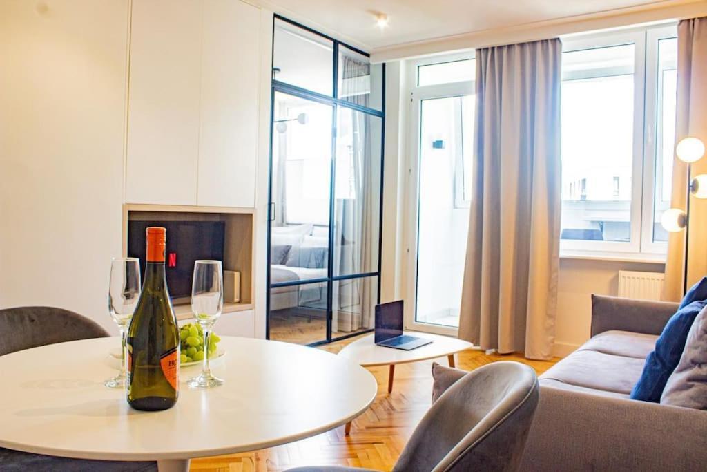 Central Apartment With Balcony And Views, Old Town, Metro Warschau Buitenkant foto