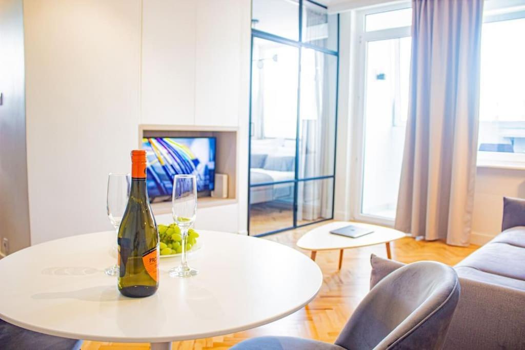 Central Apartment With Balcony And Views, Old Town, Metro Warschau Buitenkant foto